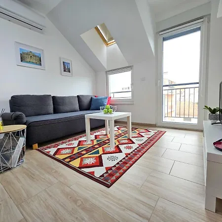 아파트 Roman Apartman